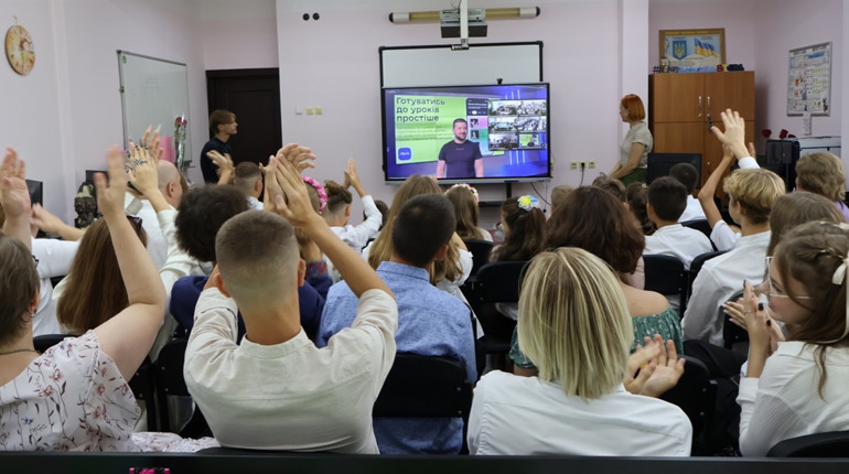 Замість першого уроку 1 вересня южноукраїнські учні спілкувалися з Президентом України. Репортаж