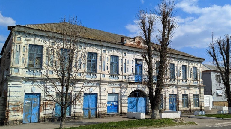 Будівлю колишнього банку «Україна» у центрі Сватового продавали двічі з аукціону. Яка її доля зараз