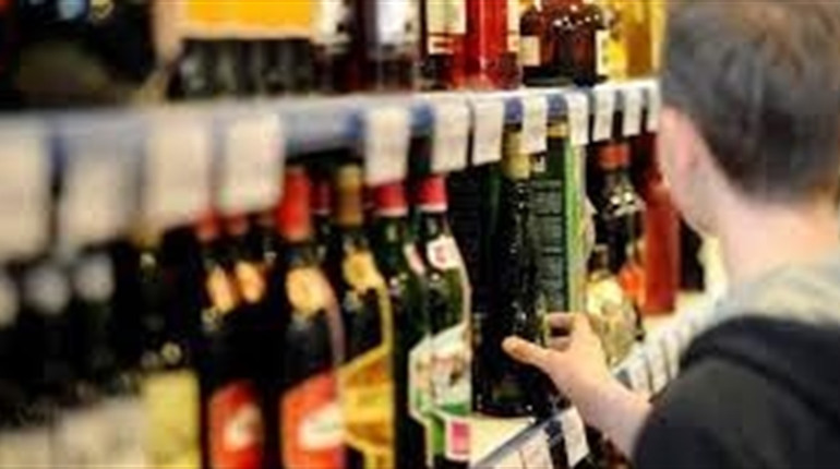 Мешканка Жовтих Вод намагалася вкрасти пляшку коньяку, тепер на неї чекає суд