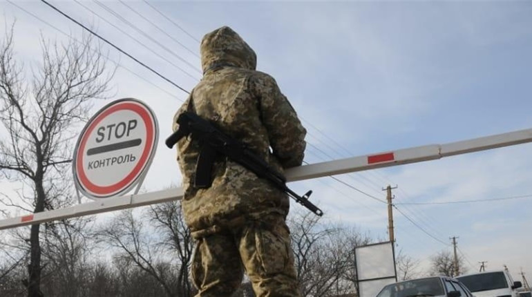 На блок-постах Мелітополя перевіряють жителів міста з українськими паспортами