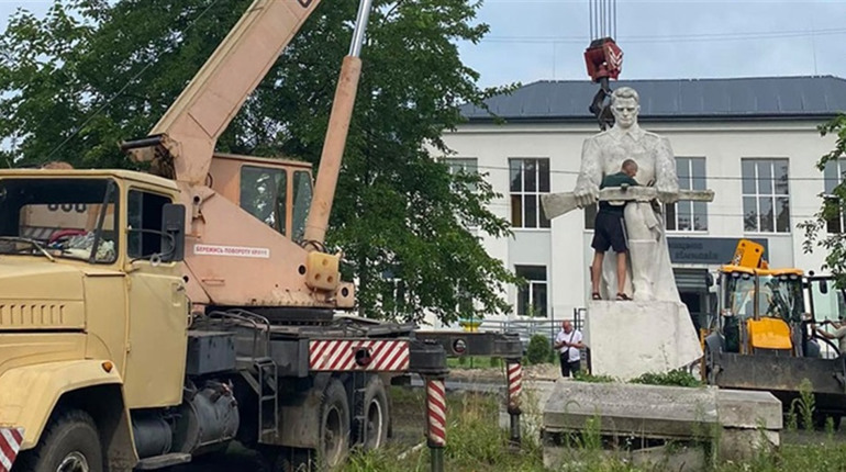В селищі Гірник демонтували монумент на «Братській могилі радянських воїнів»