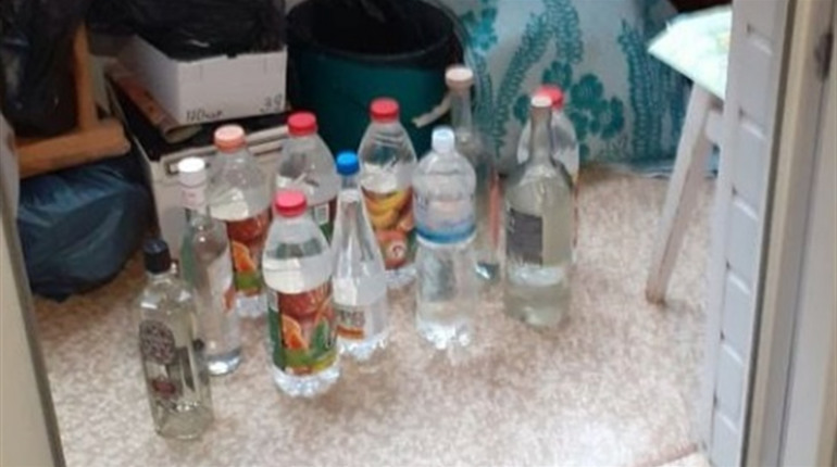 У жительки Вараша поліція вилучила 13 літрів самогону