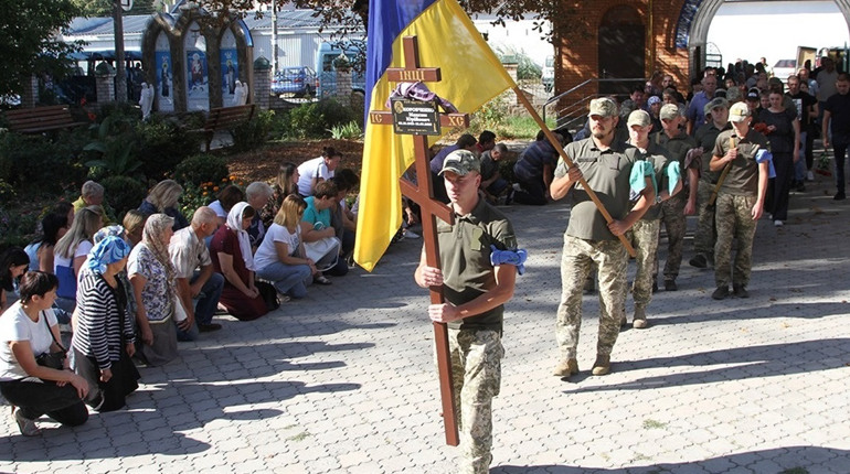 Громада Сміли прощалася із захисником Максимом Коробченком
