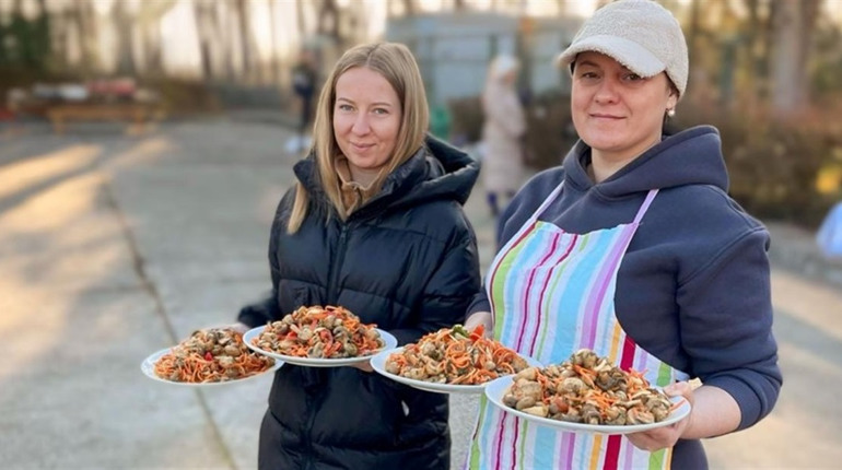 У Нетішині волонтери разом з військовими та медиками готували бограч