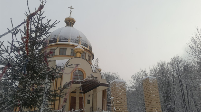 Прихожанки-вишивальниці до Різдва створили дивовижні ручники-облачення у володимирецькому храмі