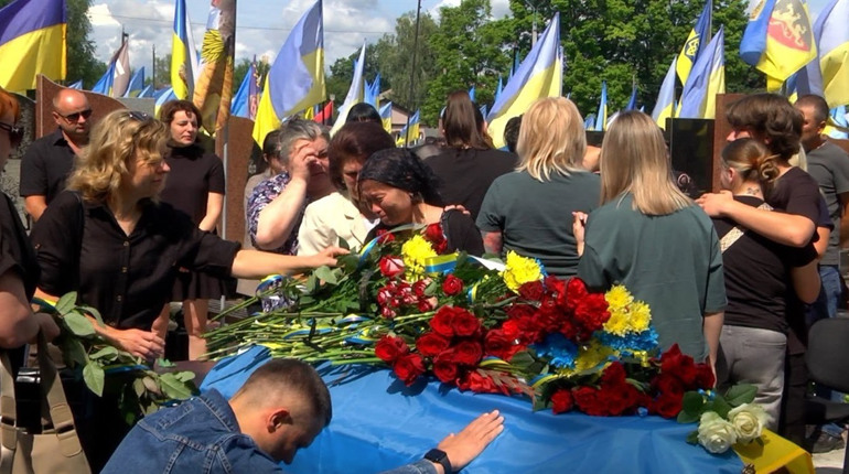 Повернувся на щиті після тривалого пошуку: Шостка попрощалася з 47-річним старшим лейтенантом
