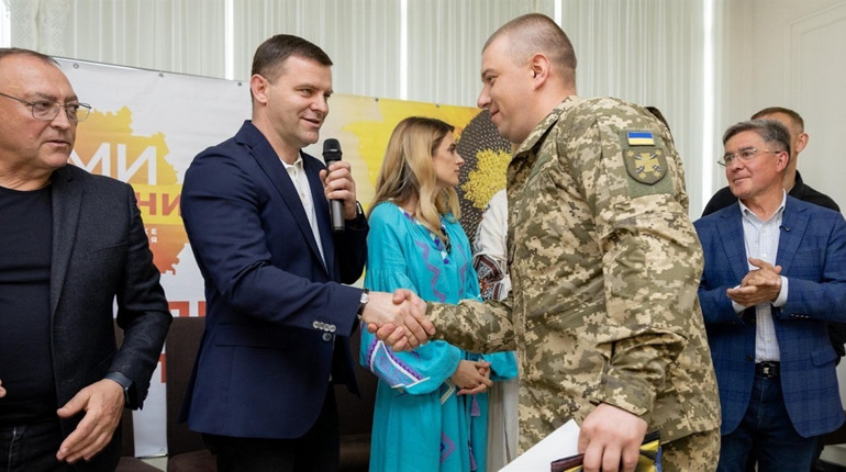 Микола Філонов і партнери передали військовим 12 автомобілів та обладнання на майже 5 млн. гривень