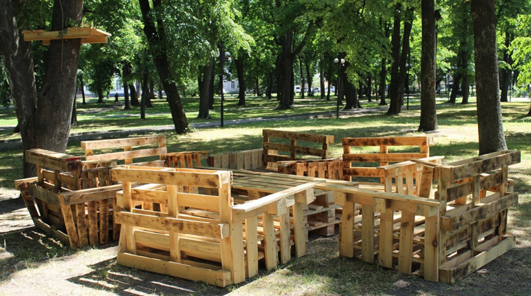 “Диванчики” з піддонів, майстер-класи та прохання до людей. Юні туристи облаштували простір у парку