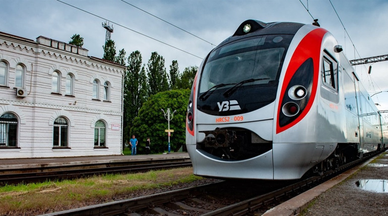 Місцева влада організувала автобусні перевезення до залізничної станції «Терещенська»