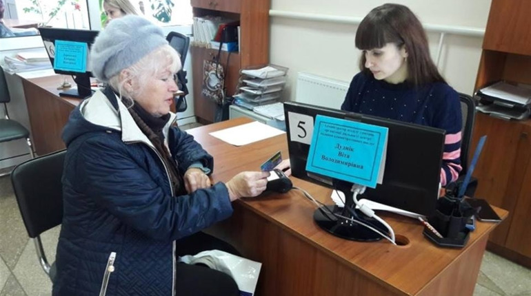 У Сватівському ЦНАПі тепер за послуги можна розрахуватися, як у супермаркеті — карткою