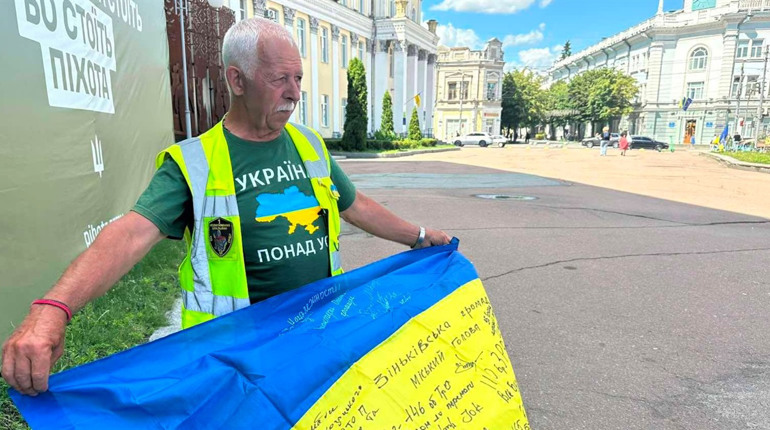 «Не зупиняюся, бо знаю — заради кого крутяться ці педалі»: волонтер долає 1000 кілометрів для ЗСУ