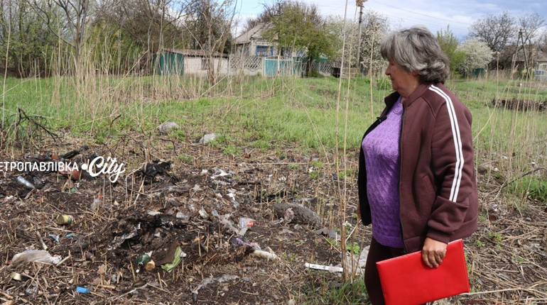 «Одні смітять, інші прибирають»: по вулиці Урожайна зростає смітник, жителі б'ють на сполох (ВІДЕО)
