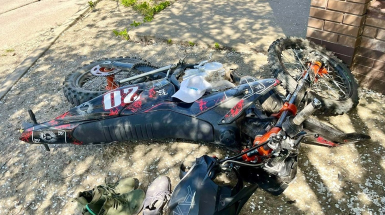 У Первомайську мотоцикл зіткнувся з вантажівкою: постраждали двоє людей