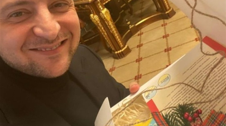 Зеленський отримав пряник з «українського Нью-Йорка». Хто і навіщо його відправив?