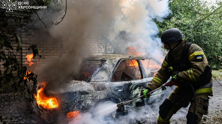 На Херсонщині ворог завдав ударів по багатоповерхівкам та приватним будинкам, гаражам та автівкам