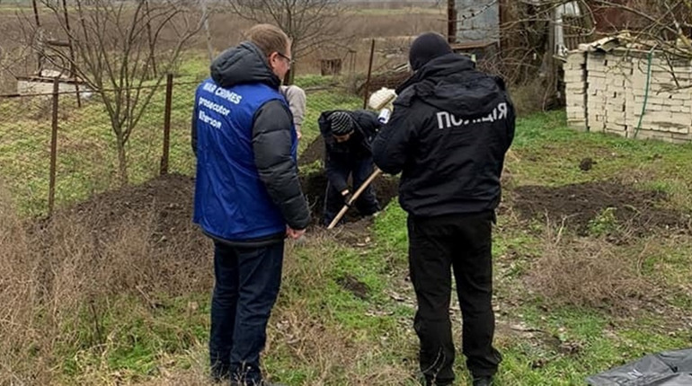 Загиблих ховали на присадибній ділянці: поліція документує воєнні злочини армії рф на Херсонщині