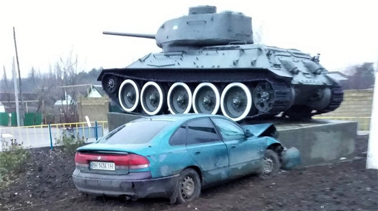 Пішов на таран: водій, який в’їхав у танк у Біляївці, компенсуватиме усі завдані збитки 