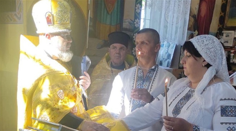На Кременеччині обвінчалась пара з Каховки