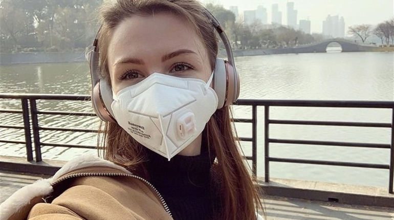 «Дівчинка з собачкою» рік по тому: херсонка з Уханю захворіла на COVID-19 під ялинку