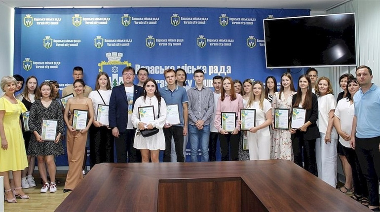 У Вараській громаді двадцять три випускники одержали грамоти на грошові винагороди
