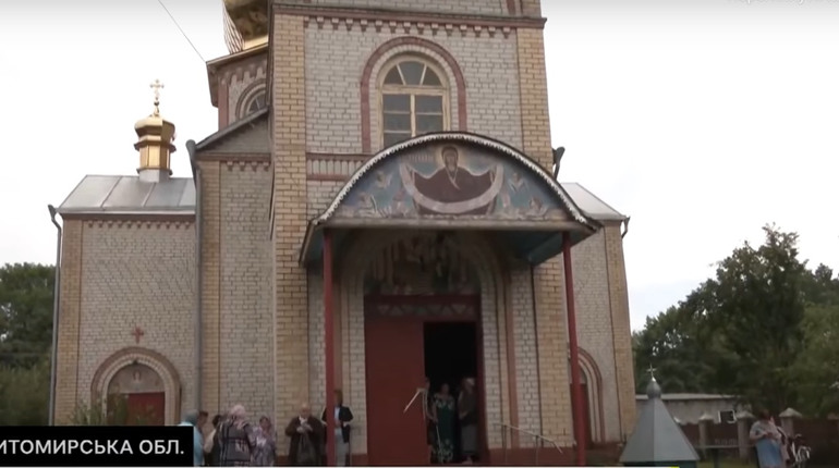 На Звягельщині віруючих ПЦУ були заблоковані в церкві прихильниками московського патріархату