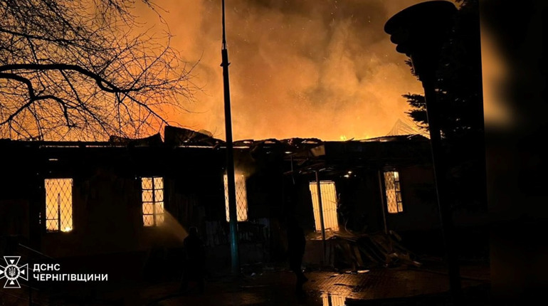 Атака на Мену: дрон підпалив сіно та влучив в адмінбудівлю — поранено місцевого жителя