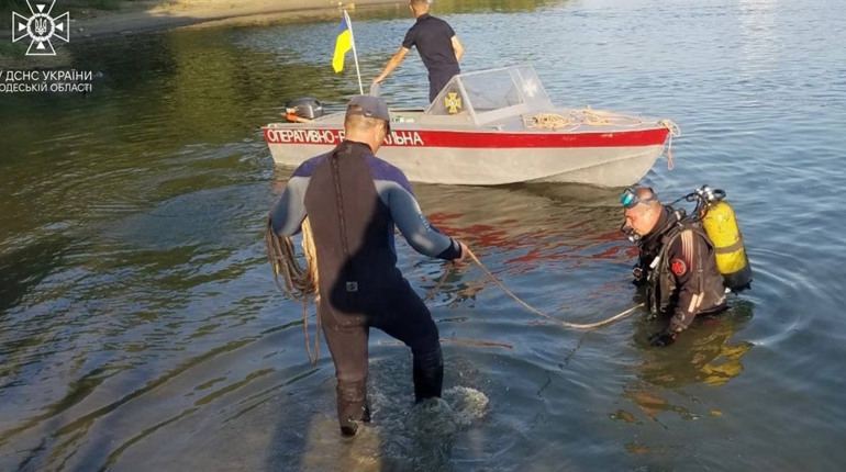 У Троїцькому під час купання у річці зник чоловік. Рятувальники шукають також зниклу на річці дитину