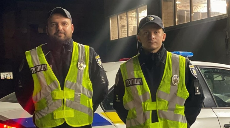 В Чернігові патрульні врятували водія після ДТП. Подробиці