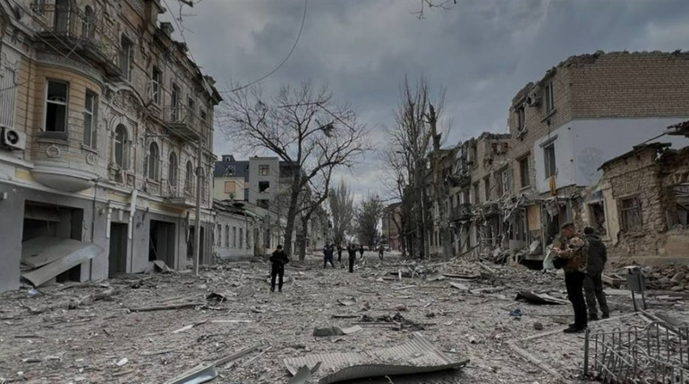 Російські терористи атакували Херсон з авіації — снаряд влучив у багатоквартирний будинок (ФОТО)