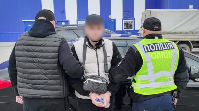 На Хмельниччині шахраї ошукали матір загиблого воїна на понад мільйон гривень