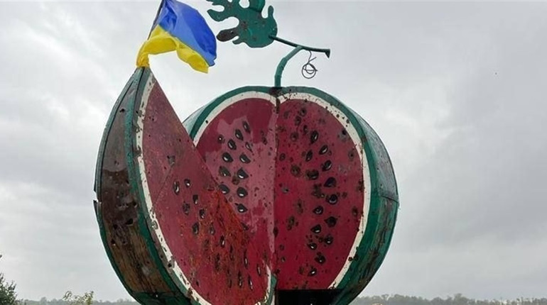 (Подкасти Кавуна): Пам’ятник кавуну, який зустрів українських військових: розповідаємо про нього