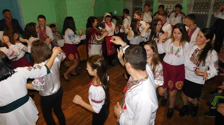 "Капіносові" вечорниці вперше за шість років зібрали молодь у селі Куликові на Кременеччині