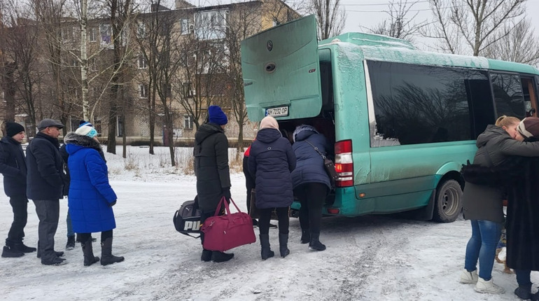 Безкоштовна евакуація з Торецька: 16 лютого вивозитимуть людей до Дніпра та Черкащини. Як записатися