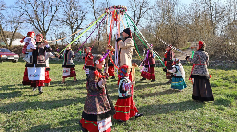 З Христовим Воскресінням вас вітає зразковий фольклорний колектив «Крикухи»