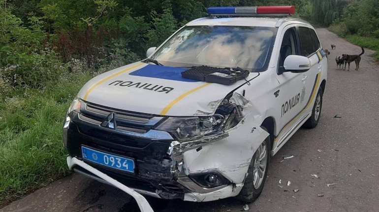 На Черкащині пʼяний водій вʼїхав у службовий автомобіль поліції