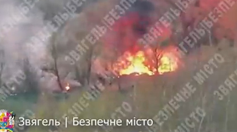 У Звягелі показали відео, де камери зафіксували підпали жителями трави в громаді
