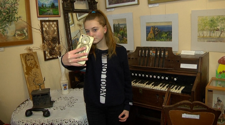 Селфі з ретро-телефонами і у військовій формі: у Сватівському музеї триває флешмоб «Селфі у музеї»