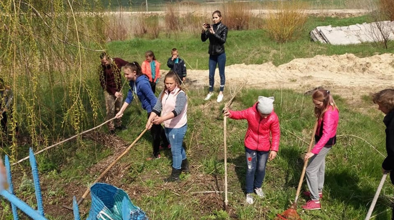 Впорядкували парк, пофарбували лавки, посадили липи: Як у Сватівському районі пройшов День довкілля
