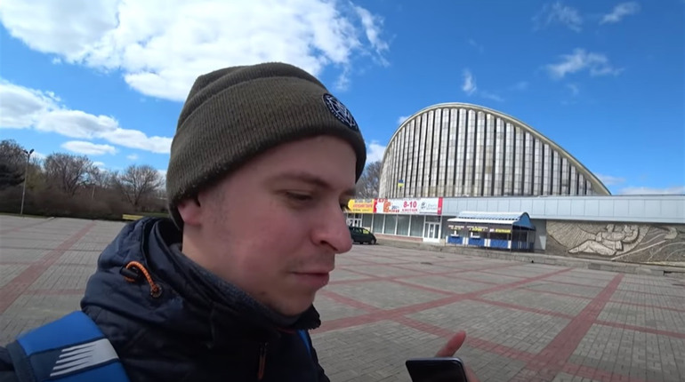 «Херсон зустрічає тебе великою кількістю реклами»: дивіться огляд блогера, який вперше в Херсоні