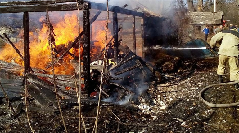 У Біляївці на занедбаній ділянці сталася пожежа: вогонь ледь не перекинувся на сусідні будинки
