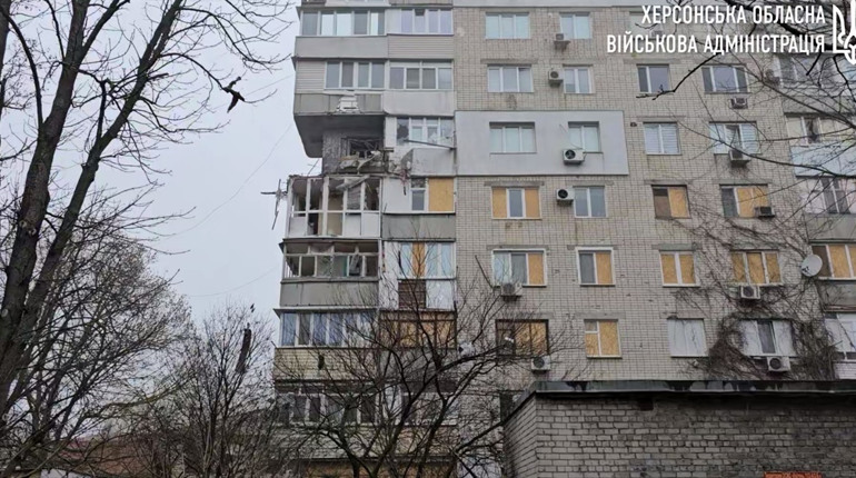 Армія рф на Херсонщині атакувала житлові квартали: пошкоджені багатоповерхівки та приватні будинки