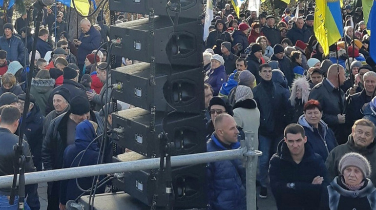 Сьогодні, 12 листопада, в Києві продовжується акція протесту «Ні! продажу землі української» 