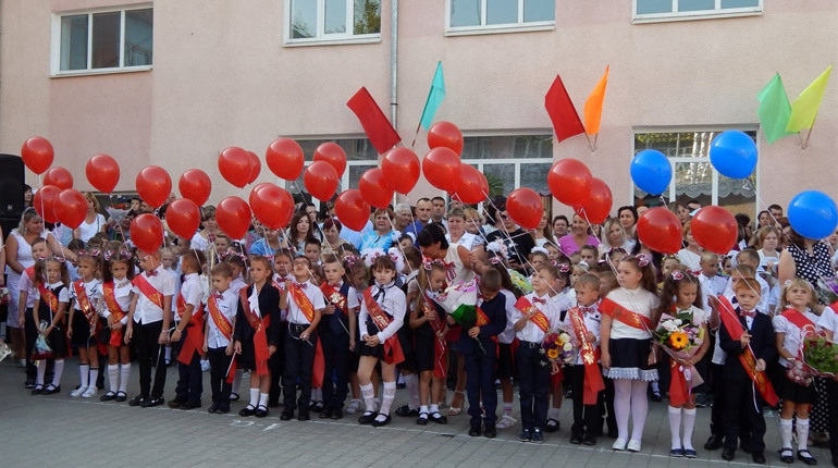Ювілей: як з’явилася Біляївська школа № 1, і чому деякі випускники ніяк не можуть залишити її стіни