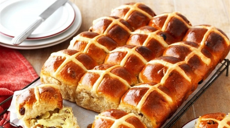 Англійська великодня випічка. Булочки Hot Cross Buns