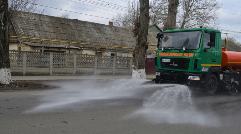 Біляївські комунальники працюють в штатному режимі і почали проводити на вулицях міста дезобробку