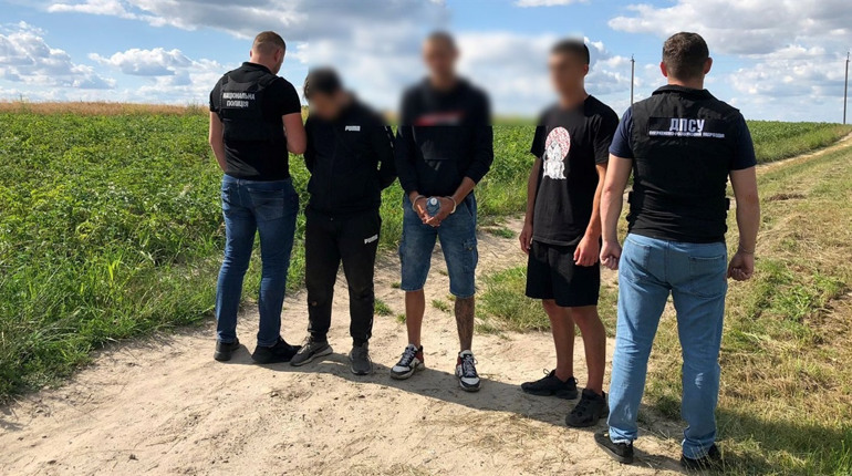 За спробу незаконного переведення двох чоловіків через кордон організатору «світить» 9 років тюрми