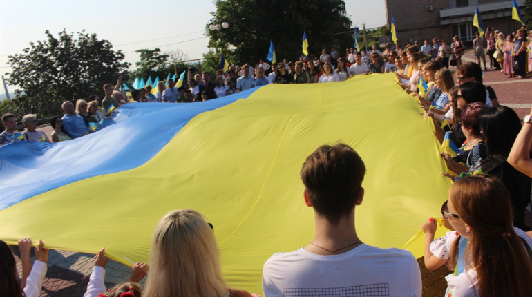 Жовто-блакитний прапор розгорнули на головній площі Мелітополя