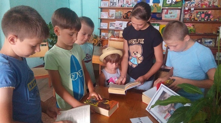У літо з книгою: з користувачами бібліотеки-філії №6 провели «Бібліомікс» 