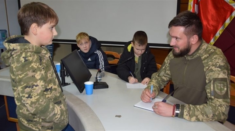 «Подорож Україною та чарівний дракон»: у Переяславі воїн ЗСУ Андрій Максимчук презентував свою книгу
