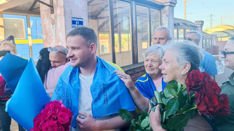 Після чотирьох років полону — вдома: Знам'янська громада зустріла Захисників